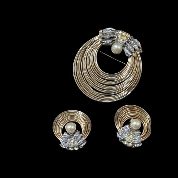 Vintage Gold-Tone Brooch & Clip-On Earrings Set With Faux Pearls & Rhinestones - Picture 1 of 8